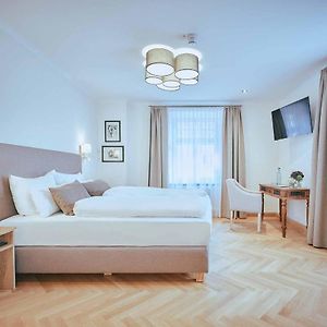 Zimmer mit Kingsize-Bett